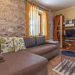 2 Bedroom Stunning In فاجانا