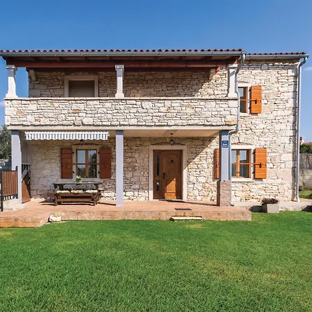 2 Bedroom Stunning In *